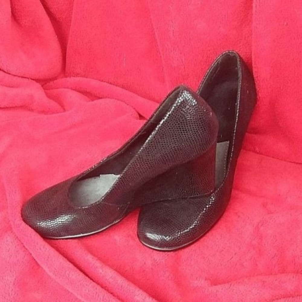 AEROSOLES SOFT BLACK LEATHER WEDGE SNAKESKIN